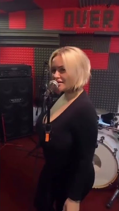 Olyria Roy Singing Russian Song