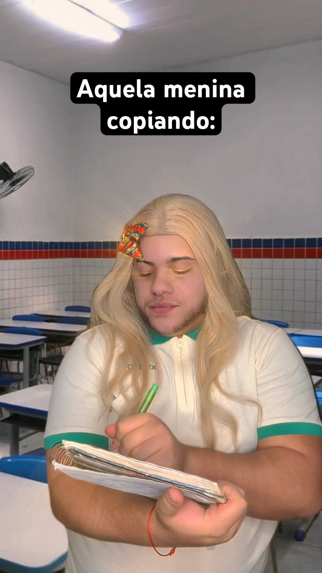 AQUELA MENINA COPIANDO A TAREFA DO QUADRO