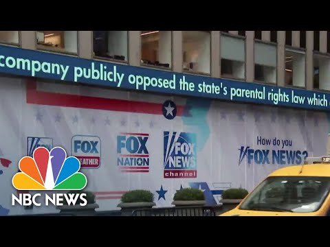 Video: Fox News skandāli apmaksā Rupert Murdoch vairāk nekā $ 1,6 miljardu