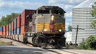 HERITAGE UNIT CP 7012 LEADS HUGE STACK TRAIN
