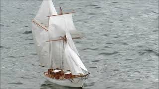 RC-Segelschiff Belle Poule Topsegelschoner 1:50 in rauher See