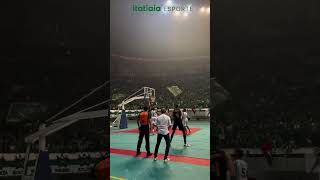 Jogo de basquete na Sérvia realizado a céu aberto e com fogos viraliza