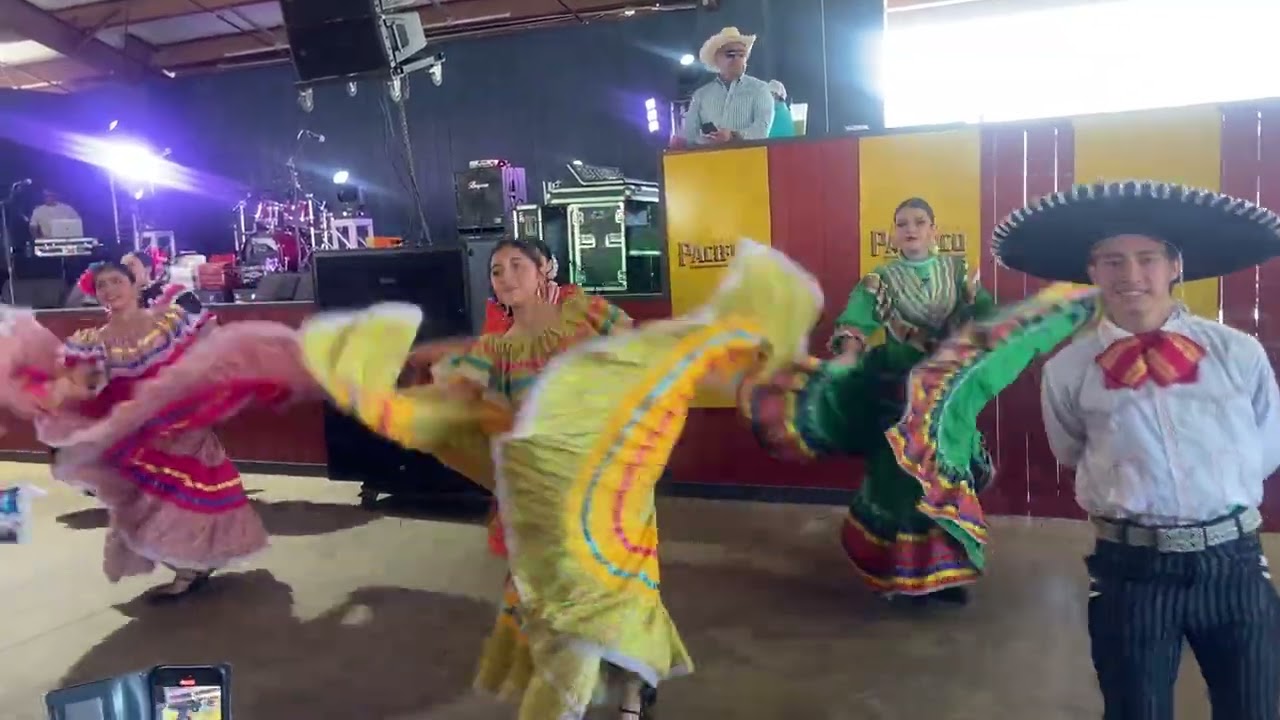 Mariachi parte 2 mi hermana Greidys y sus amigas bailando 💃 