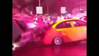 В Турции танки едут по машинам, люди отбиваются палками