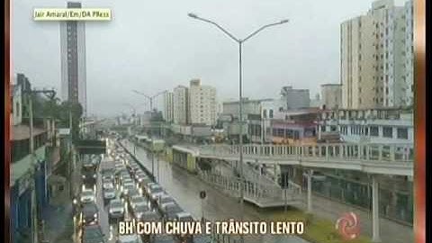 Chuva causa congestionamentos, semáforos estragados e árvores caídas em BH