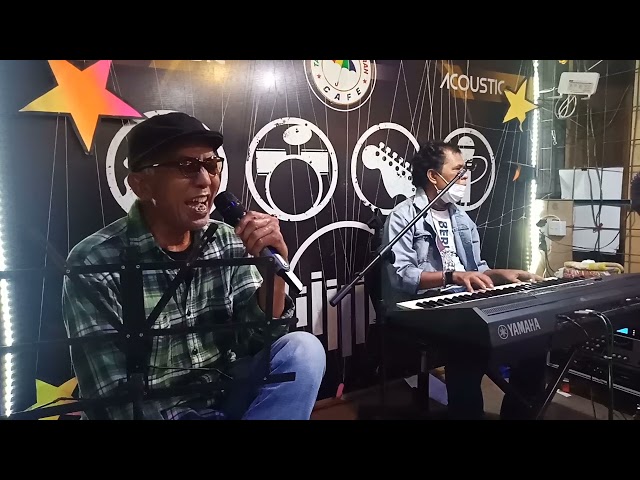 Herman Hasan Jatuh Cinta di Ujung Senja By Karya. Frans do Marpaung live di TPM Cafe class=
