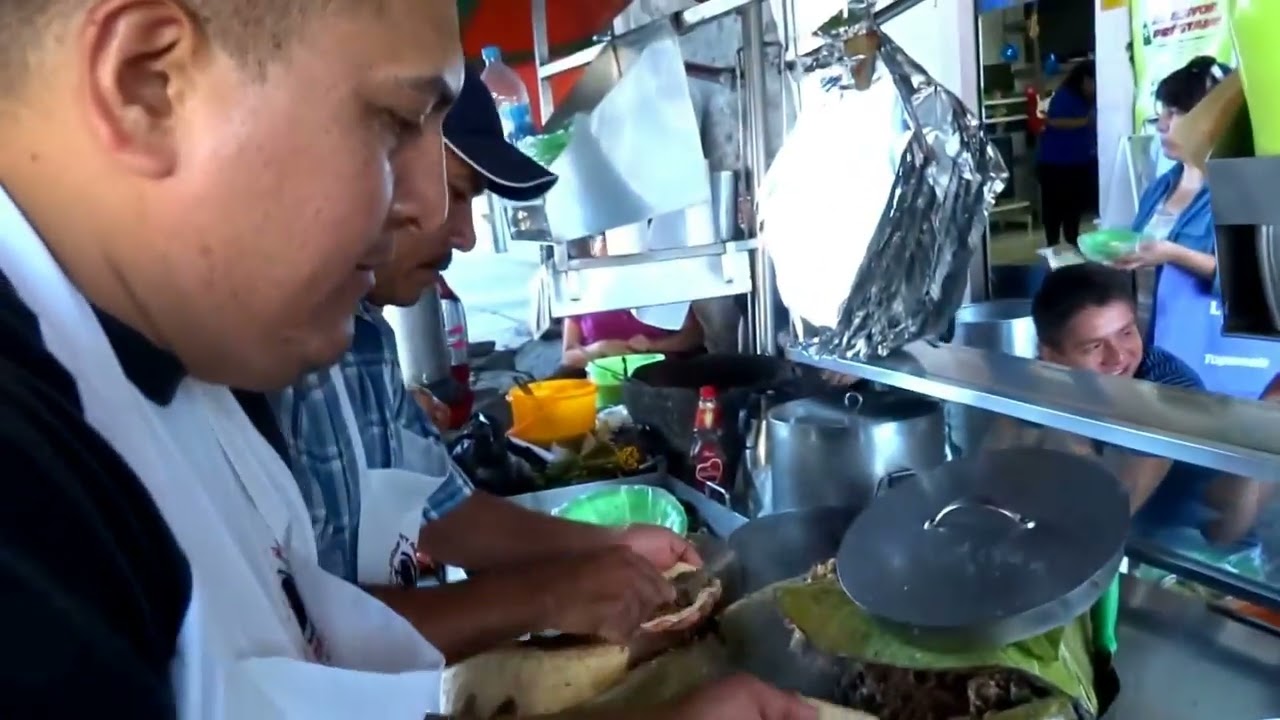 Tacos de Lengua y Ojo en las 9 Esquinas de San Luis Potosí - YouTube
