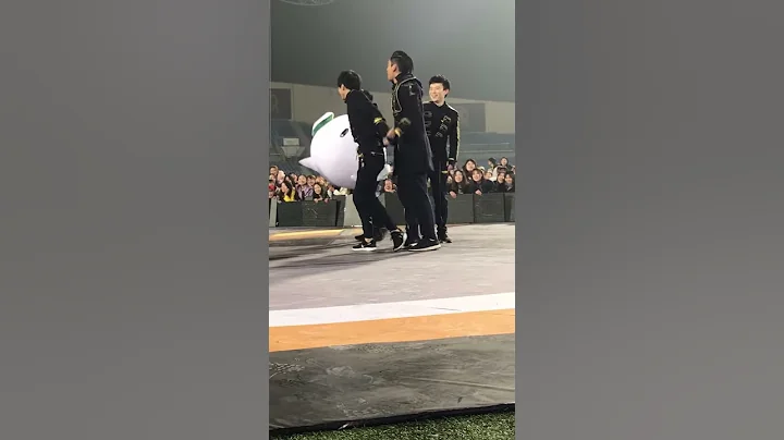 【TFBOYS 王俊凯】TFBOYS王俊凯 摔倒了 😢 《高能少年团》饭拍花絮【Karry Wang Junkai】 - 天天要闻