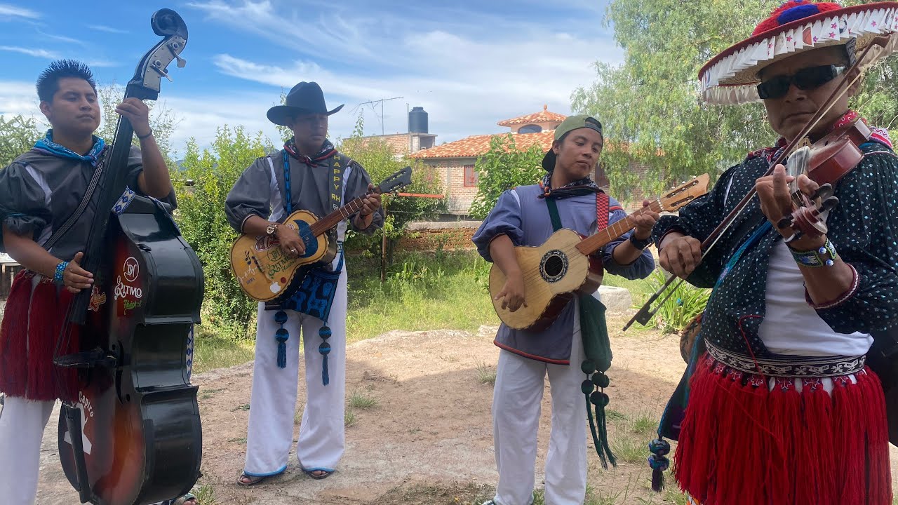 MÚSICA PARA DOÑA MARÍA SANTIAGA de parte de Imelda, Salvador y Araceli RUIZ