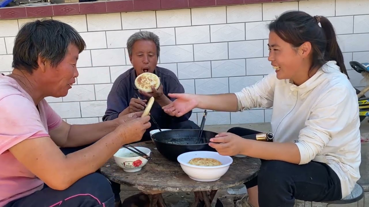 秋收忙全家干劲十足，午餐一人一个香油饼真过瘾，平凡幸福的生活 #100个丰收喜悦故事 #掰玉米 #农忙秋收 #我的农村真实生活 #香油饼