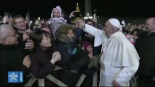 Papa Francisco: A manotazos con una mujer Asiática tras darle un tirón