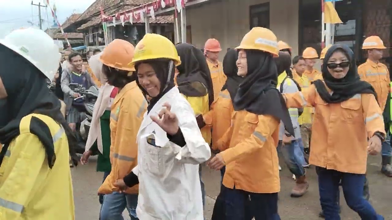 Rombongan karnaval SMP N 2 Empat Petulai Dangku memperingati HUT RI ke-80 Tahun di Desa Dangku