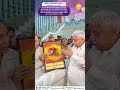 सुप्रीम कोर्ट अधिवक्ता ए.पी. सिंह ने संत रामपाल जी महाराज को पगड़ी-स्वरूप भेंट कर सम्मानित किया।