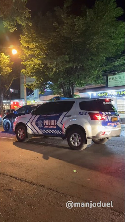 Patroli Malam Polisi di Jalan Kota yang Ramai ππ