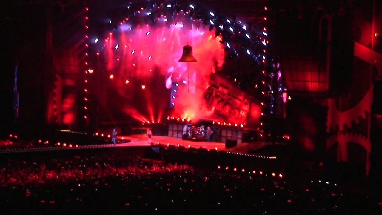 AC/DC - Hell's Bells - Live Udine - 19/05/2010 - YouTube
