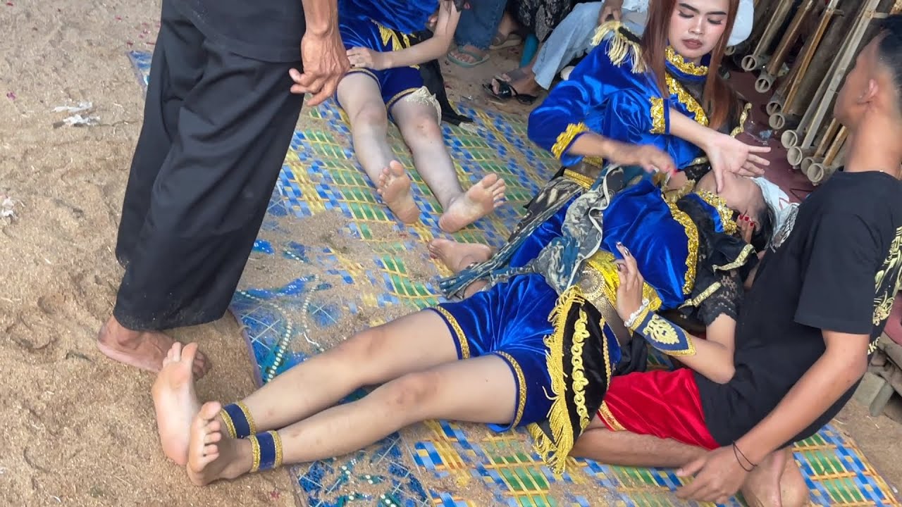 Ngeri Melihatnya Kerasukan Begitu Ganas ❗ Penyembuhan Kuda Lumping Kesurupan