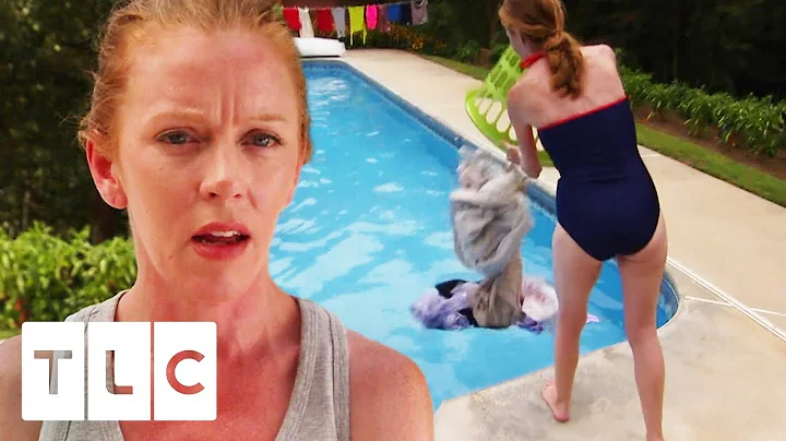 Mum Makes Family Wash Clothes In Their Swimming Po...