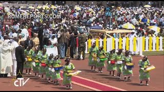 ⁣Centroafricanos bailan entusiasmados en la última misa de Francisco en África