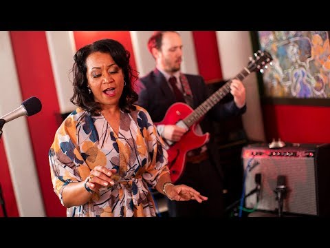 jacqueline-tabor-'the-lady-in-the-gown'-|-live-studio-session
