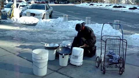 Street Drummer.MPG