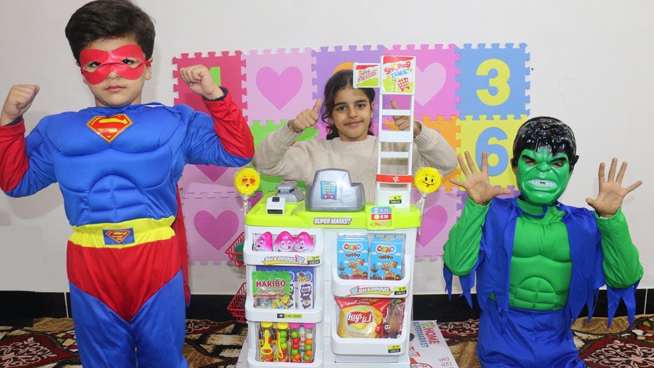 لارا تبيع في ماكينة الحلويات و سوبر مان انقذها من الوحـش العملاق superman vs hulk