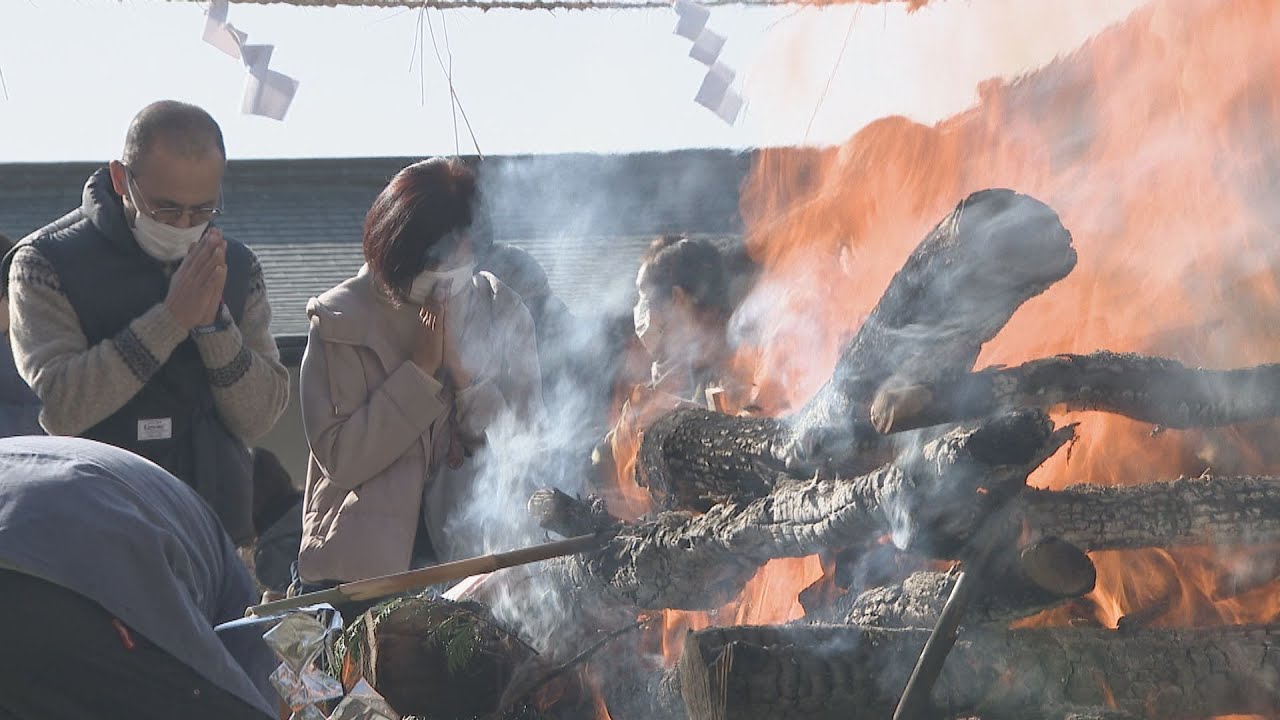 ことし1年の無病息災を感謝「成田山納不動火祭り」 - YouTube