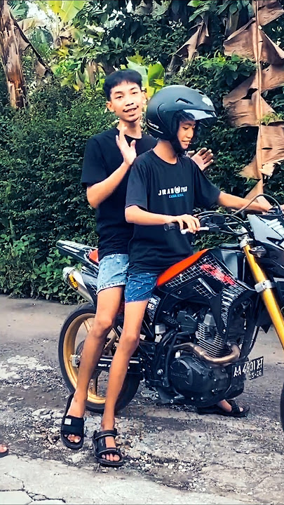 Duo ganteng GWSM. Entul belajar naik motor sama mas Nemo 🏍️😍