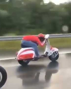 Piaggio Vespa Vs Kawasaki Illegal Drag Race, The Power of 2 Strokes Engine