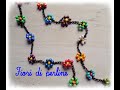 Collana con fiori di perline all'uncinetto