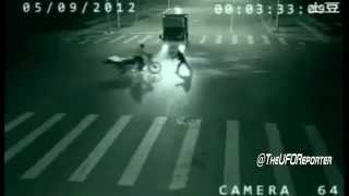 une caméra filme un ange qui sauve une bicyclette