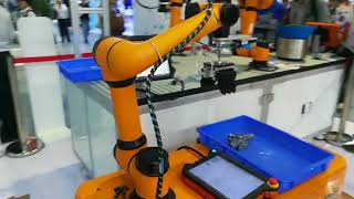 collaborative robot with AGV for pick and place