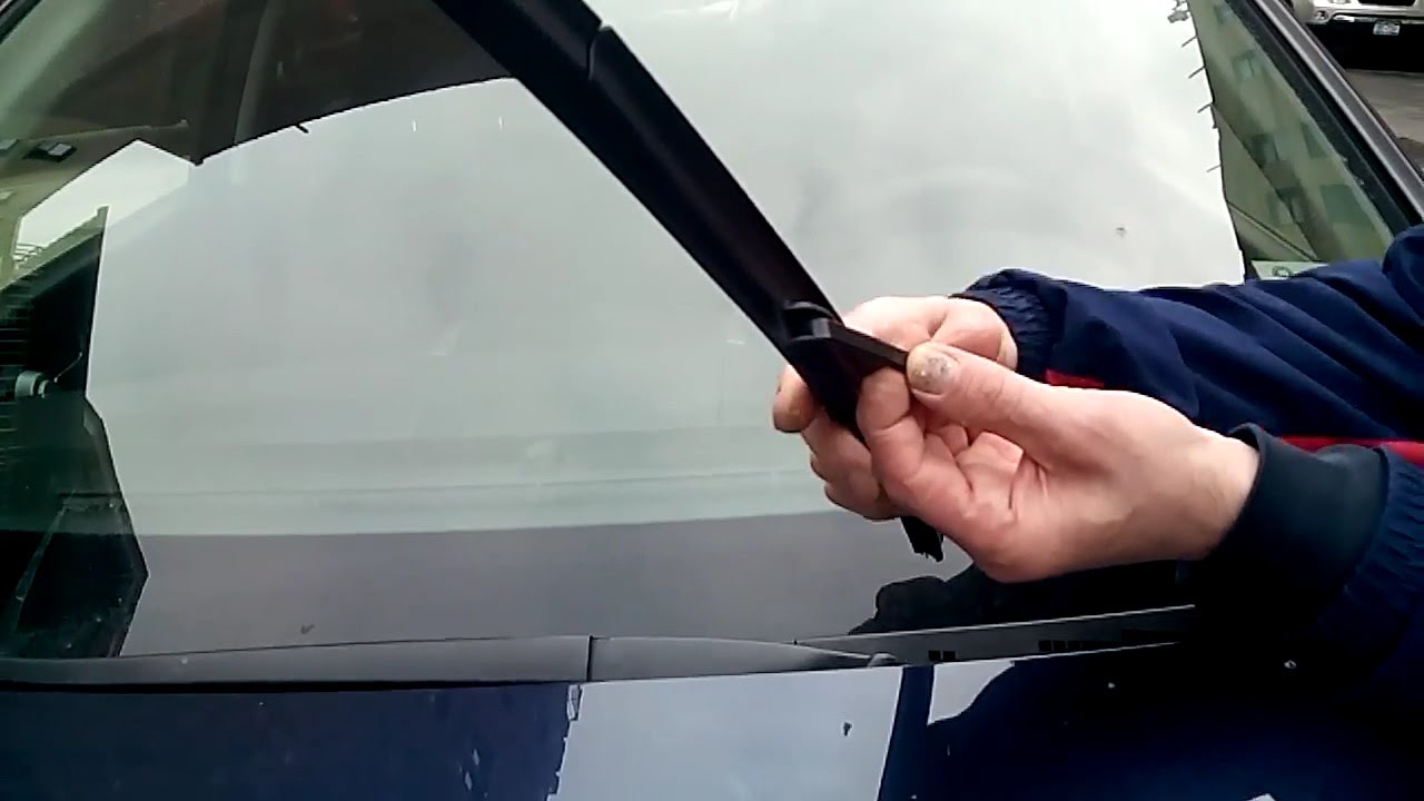 How to replace HONDA CRV wiper blades - YouTube