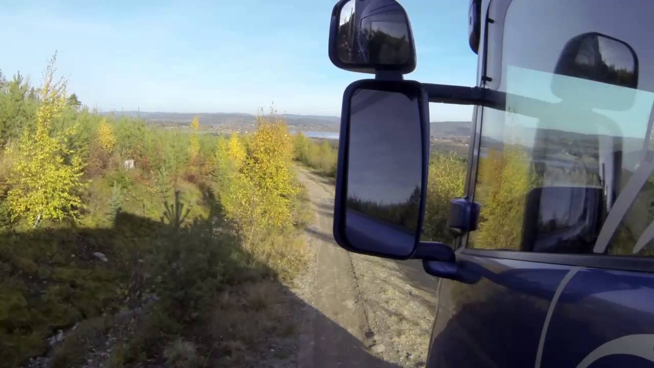 Virkesbil lämnar avlägg