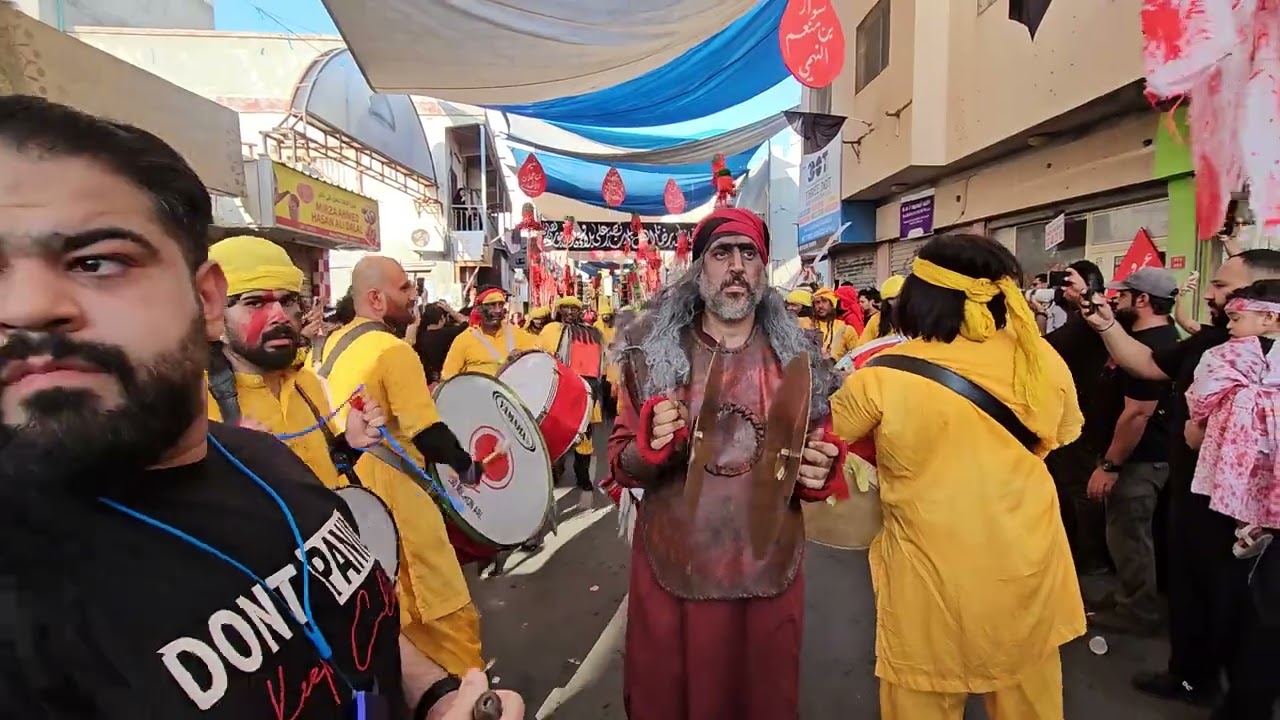 موكب التمثيل بحسينية بن خميس عصر يوم ١٠ محرم ١٤٤٦هجرية ١٧ يوليو ٢٠٢٤م  خارج المأتم