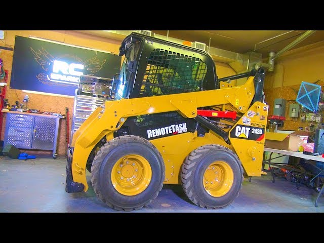 RC ADVENTURES - FiXiNG the LARGEST RC I Own! 8000lb ROBOTiC SKiD STEER - CAT 242D & TORC Robotics