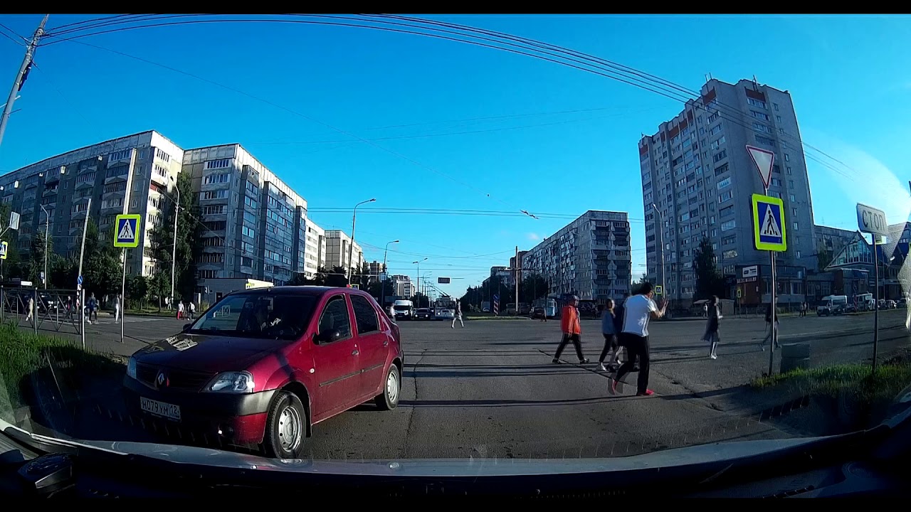 Сосед стукнул машину дверью