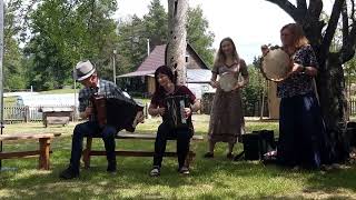 Prano Ulbino polka  groja Alpas ir Laima (armonika) bei Morta ir Lina (būgnelis)