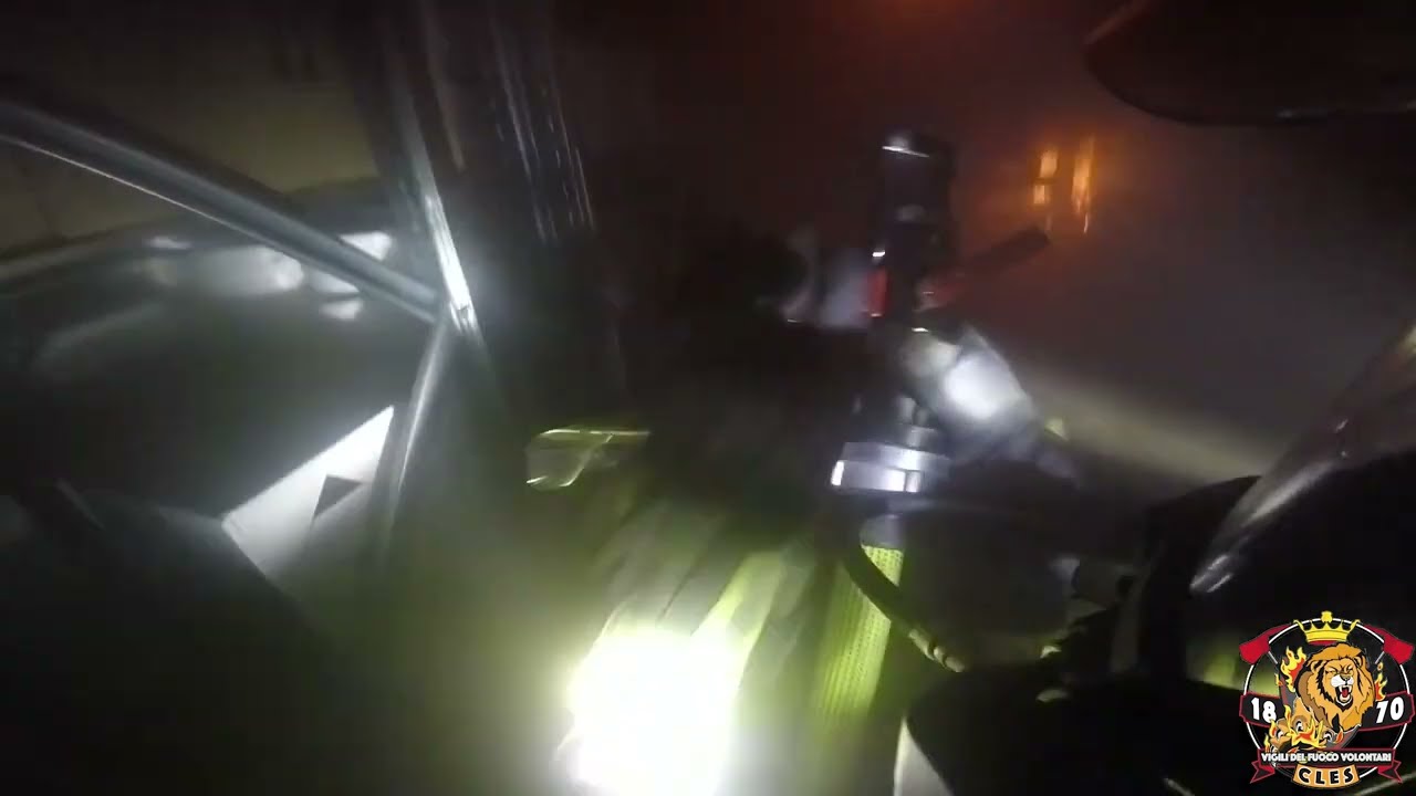 Vigili del Fuoco Cles in azione su incendio lavanderia