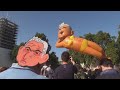 BALÃO GIGANTE DO PREFEITO DE LONDRES COM BIQUÍNI É ERGUIDO DURANTE PROTESTO.