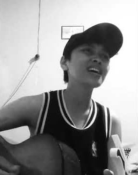 Cewek tomboy main gitar dengan merdu