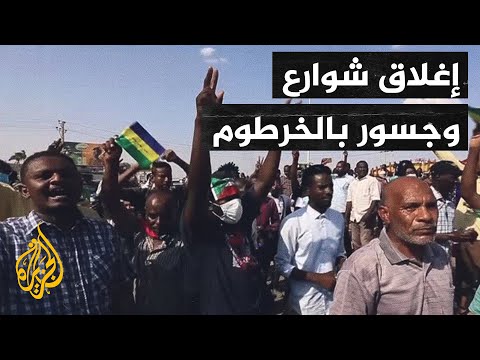 السودان.. المبعوث الأمريكي يؤكد دعمه للانتقال المدني والمعتصمون يغلقون عددا من الطرق