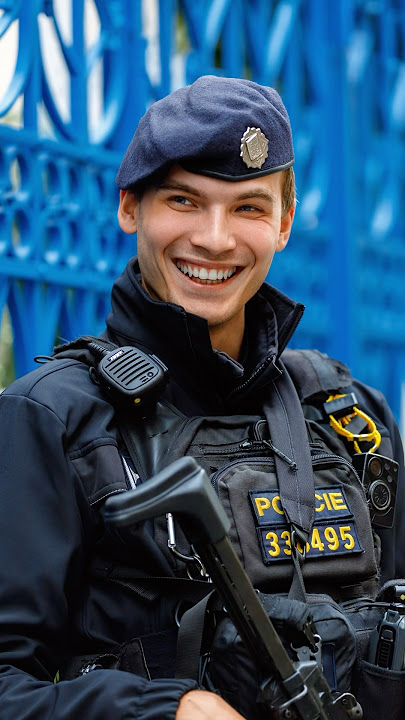 Met the police officer and make him smile  👮‍♂️🫡 #streetphotography  #Printographer1 #mrstreet