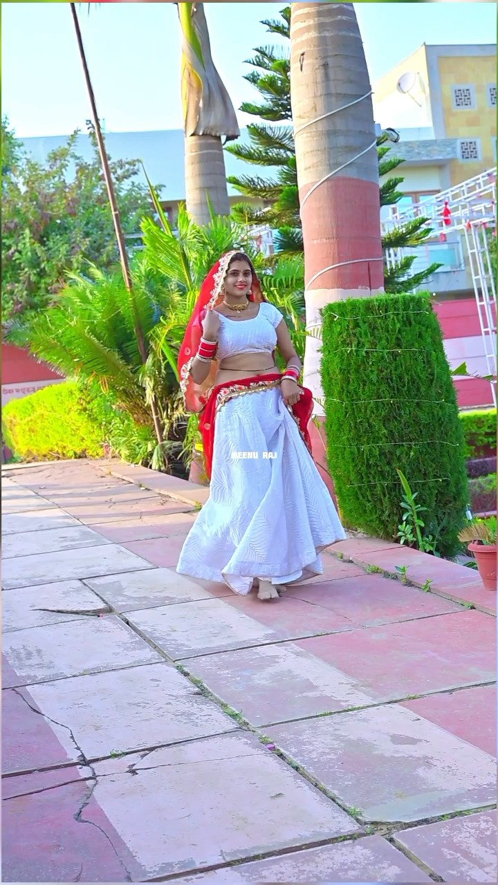 चुन्नी में चुन्नी में फ़रफ़्यूम लगावे ##meenu #meenu #trending #shorts