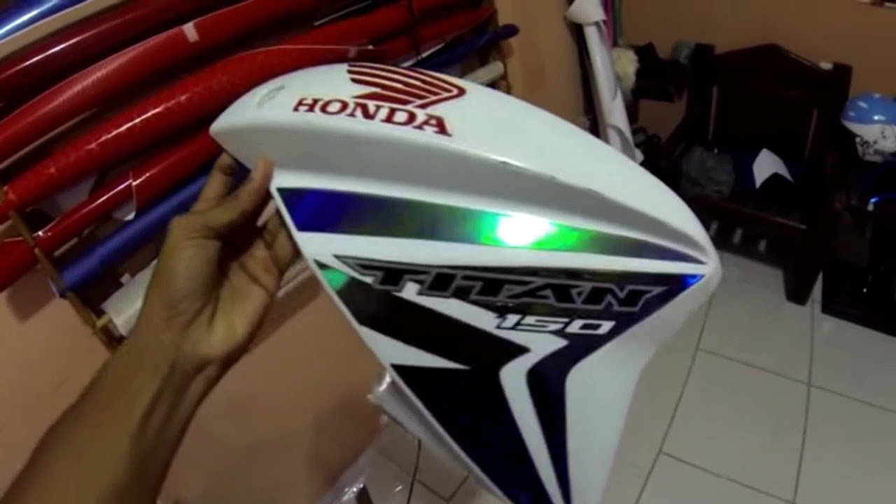 David do grau adesivando sua moto de azul cromo (família David do grau)