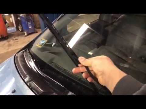 Video: ¿Cómo se cambian los limpiaparabrisas en un Toyota Camry 2012?