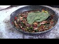 Guisado de hongos  con oja santa en el comal  delicioso y nutritivo