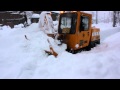 豪雪の歩道に道をつける小型除雪車（平成２６年２月１６日）