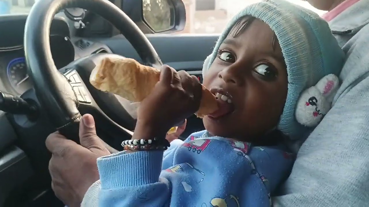  कार से घूमते हुए मस्ती🤪👍💯