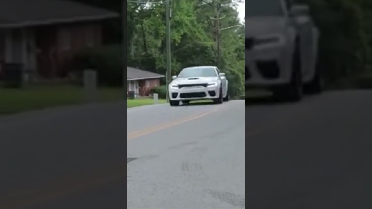 Widebody scatpack charger gets mid muffler delete and does a flyby🔥 