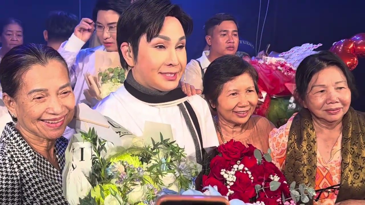 Vũ Luân Sau Đêm Diễn HÀN MẠC TỬ, Phương Lê Lên Sân Khấu Chúc Mừng